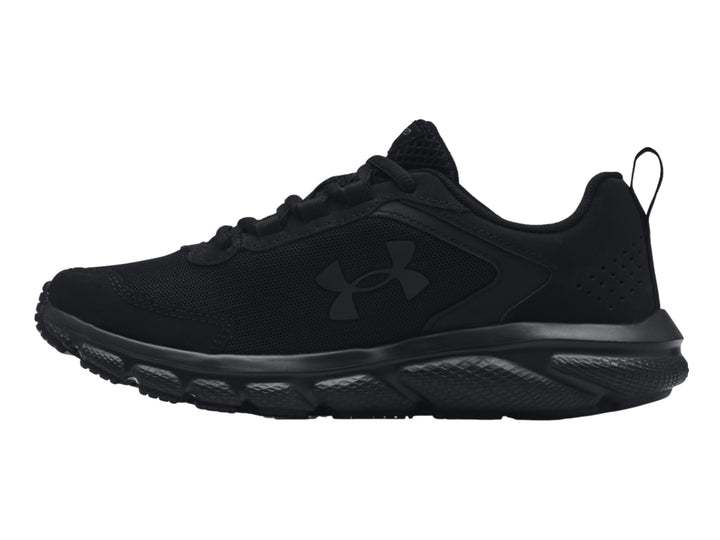 Tenis deportivos Under Armour Charged Assert 9 en color negro total, vista lateral.