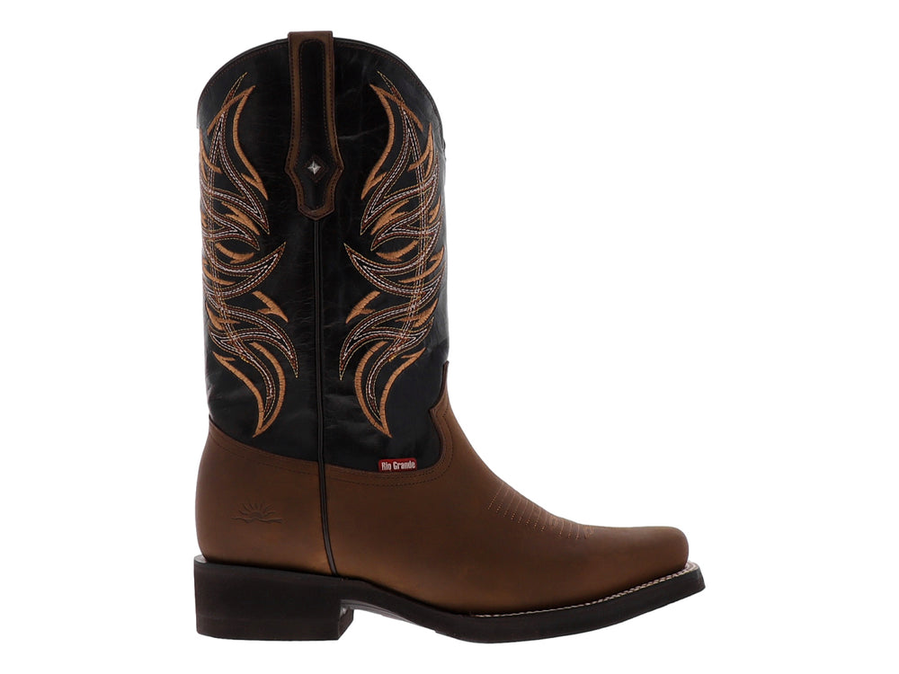 Bota vaquera de cuero color café con bordados decorativos en la caña y punta cuadrada.