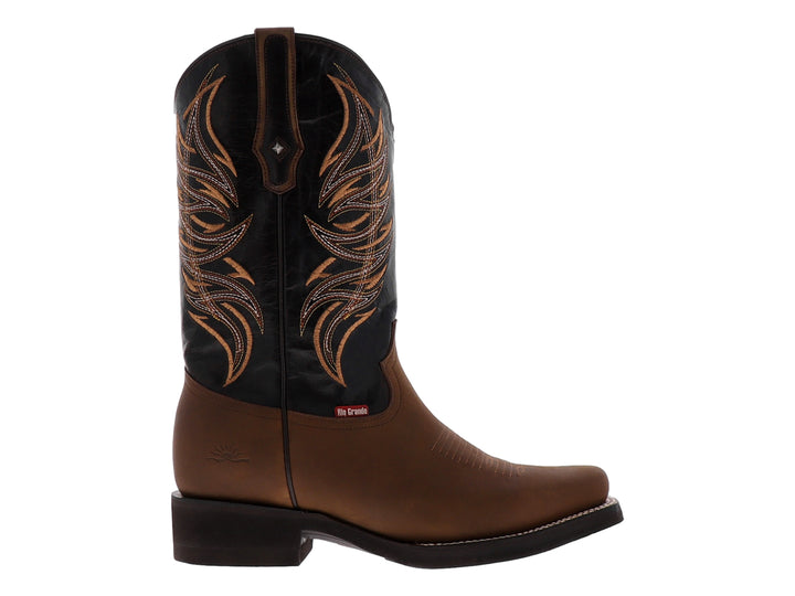 Bota vaquera de cuero color café con bordados decorativos en la caña y punta cuadrada.