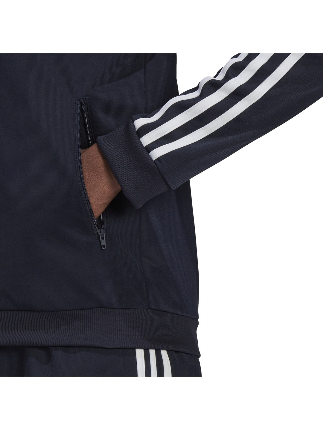 Mujer vistiendo conjunto deportivo Adidas azul marino oscuro con rayas blancas laterales.