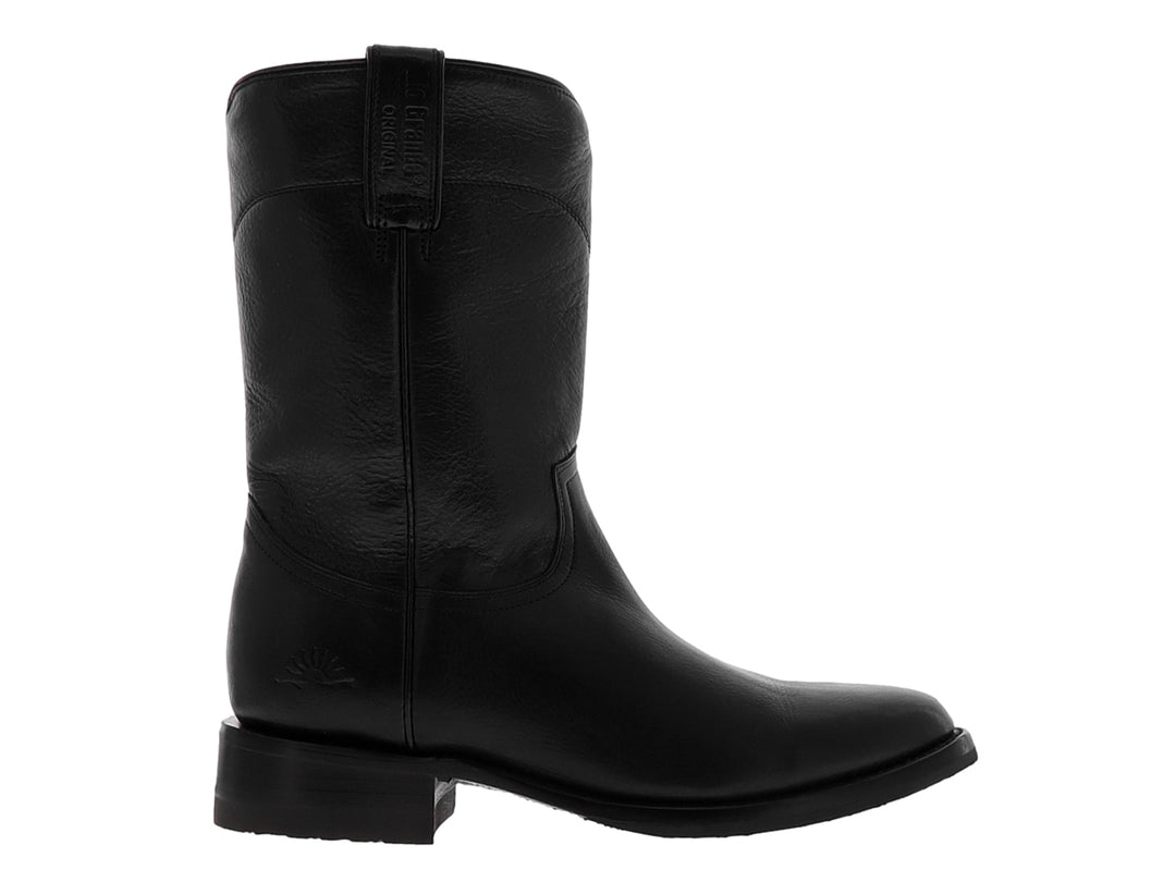 Bota vaquera de cuero color negro con diseño clásico y punta redondeada sobre fondo blanco.