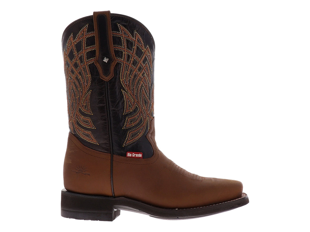 Botas vaqueras para niño de color marrón y negro con detalles bordados en la caña.