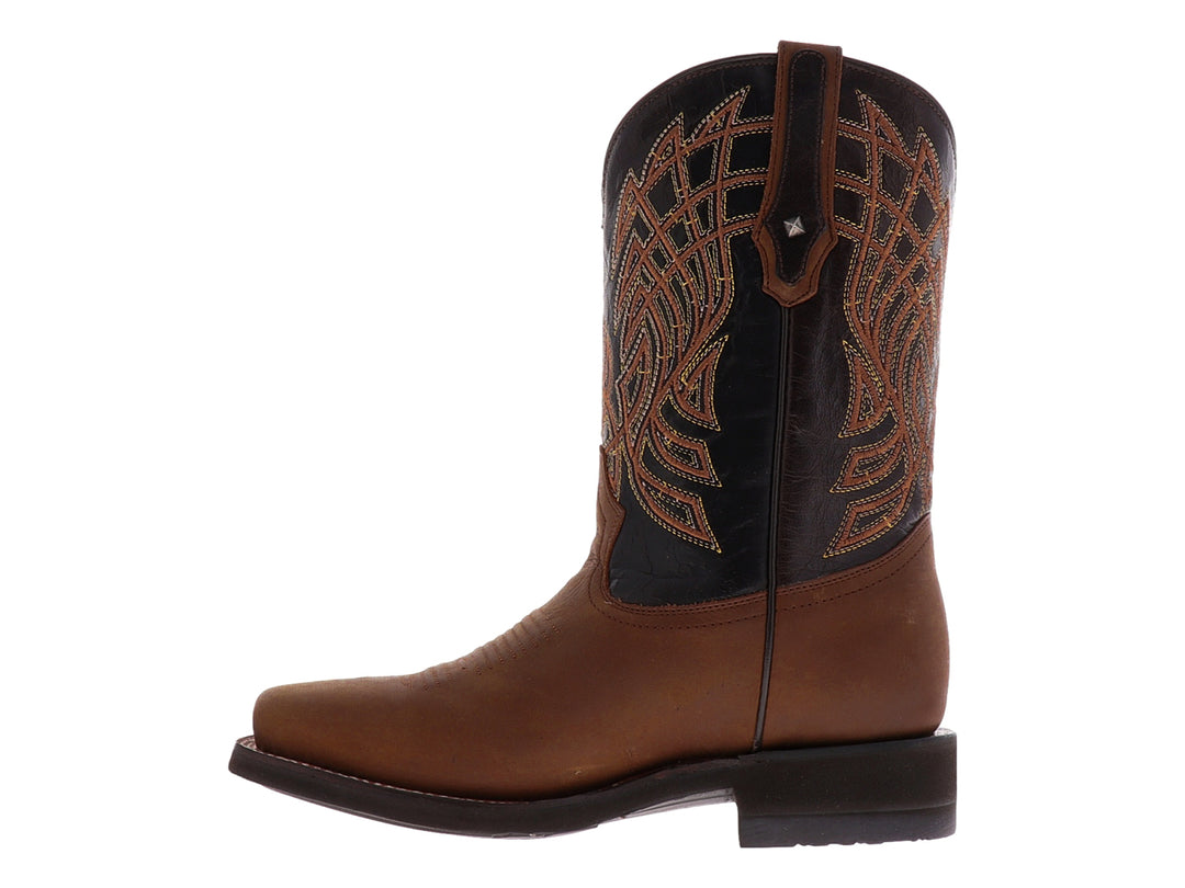 Botas vaqueras para niño de color marrón y negro con detalles bordados en la caña.