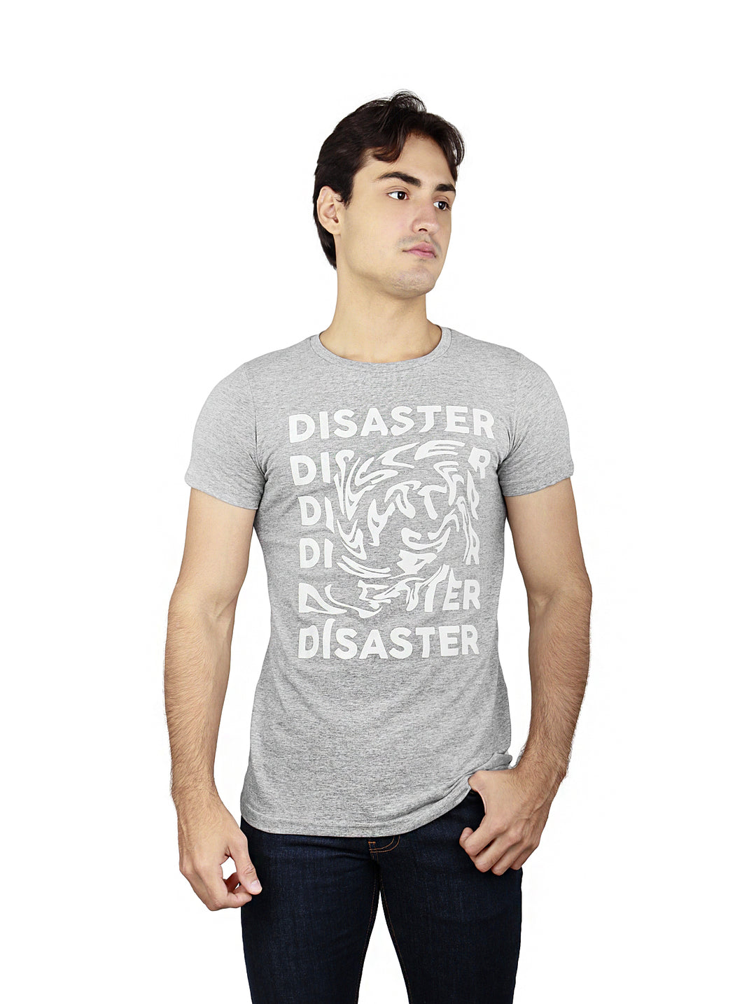 Hombre vistiendo playera gris de manga corta con estampado blanco de la palabra DISASTER en el pecho.