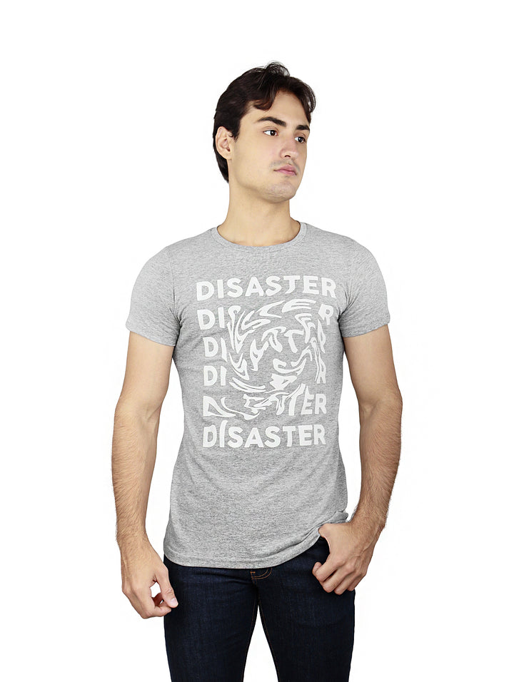 Hombre vistiendo playera gris de manga corta con estampado blanco de la palabra DISASTER en el pecho.
