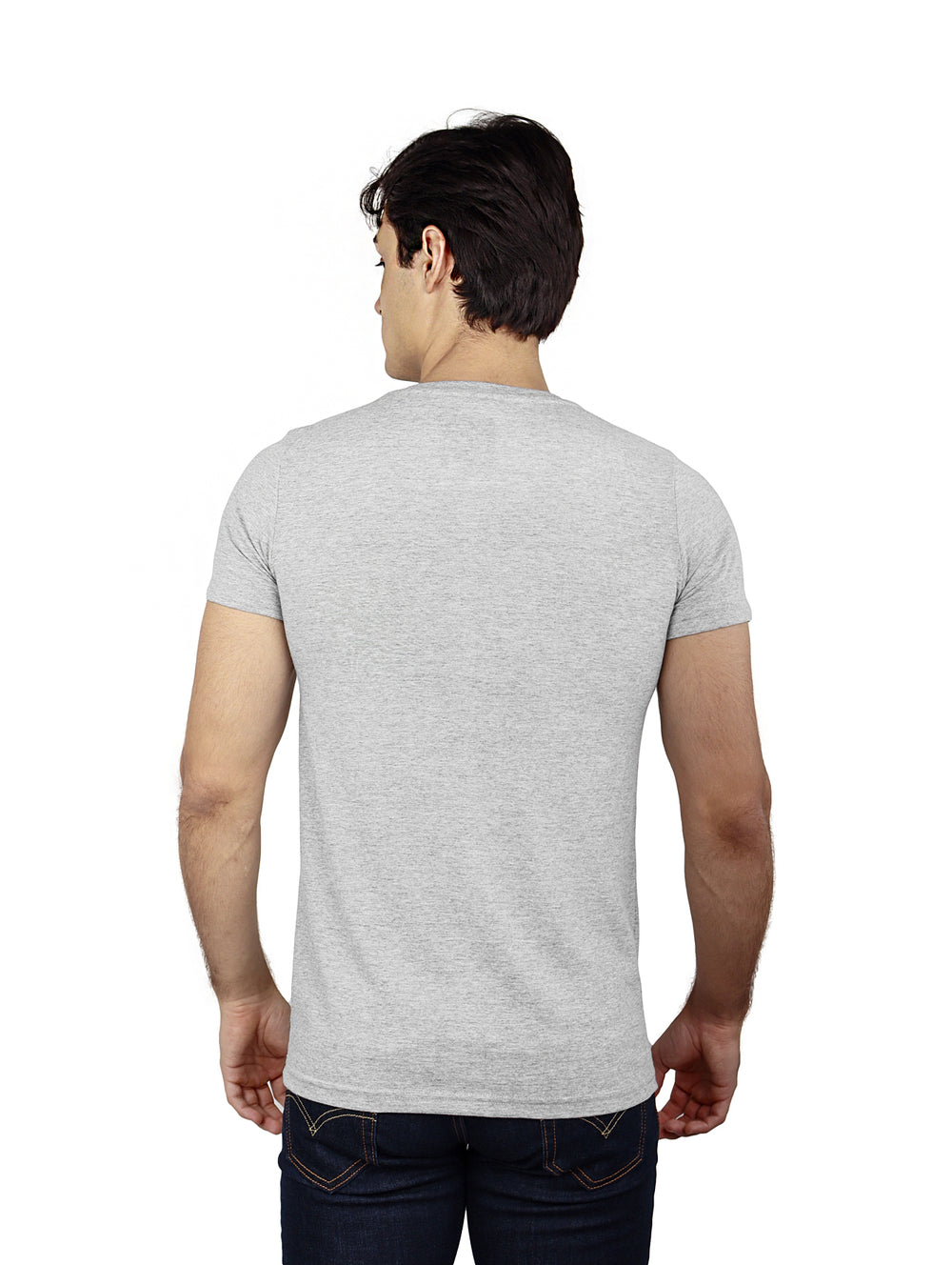 Hombre vistiendo playera gris de manga corta con estampado blanco de la palabra DISASTER en el pecho.