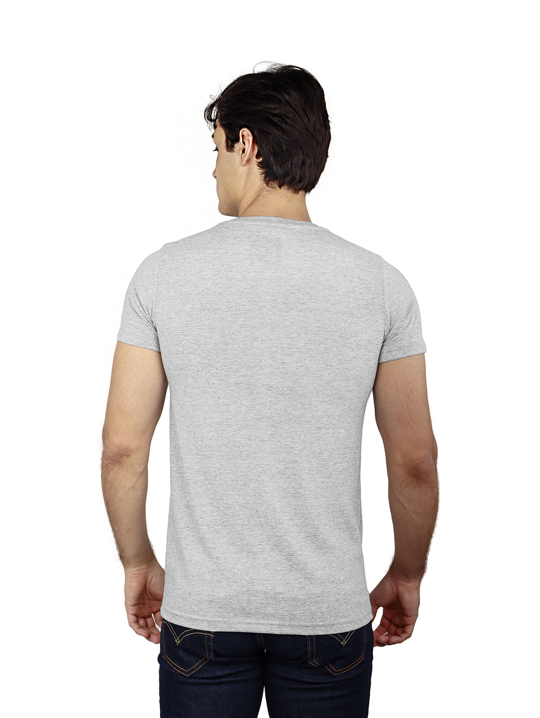 Hombre vistiendo playera gris de manga corta con estampado blanco de la palabra DISASTER en el pecho.