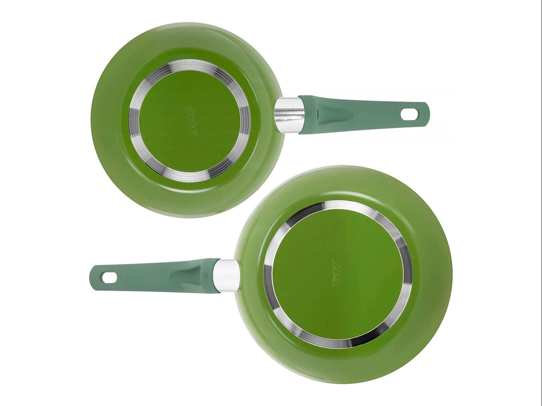 Juego de dos sartenes Ekco de color verde con interior negro antiadherente.