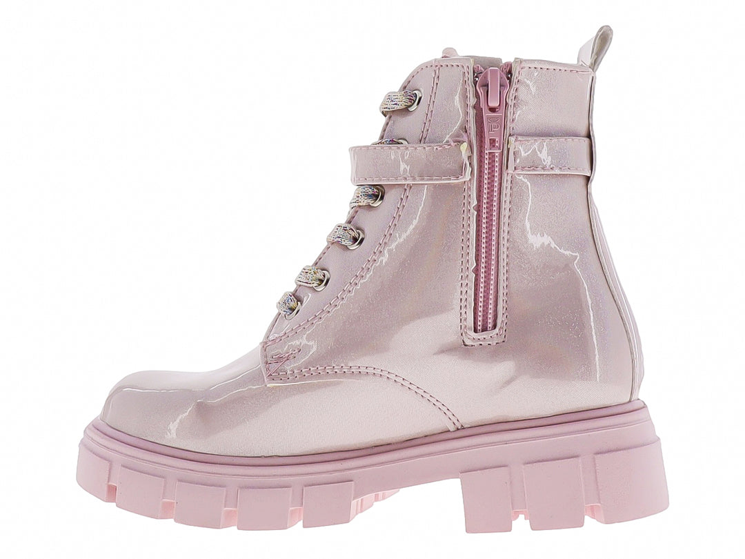 Bota infantil de charol rosa pastel con suela gruesa y cordones multicolores.