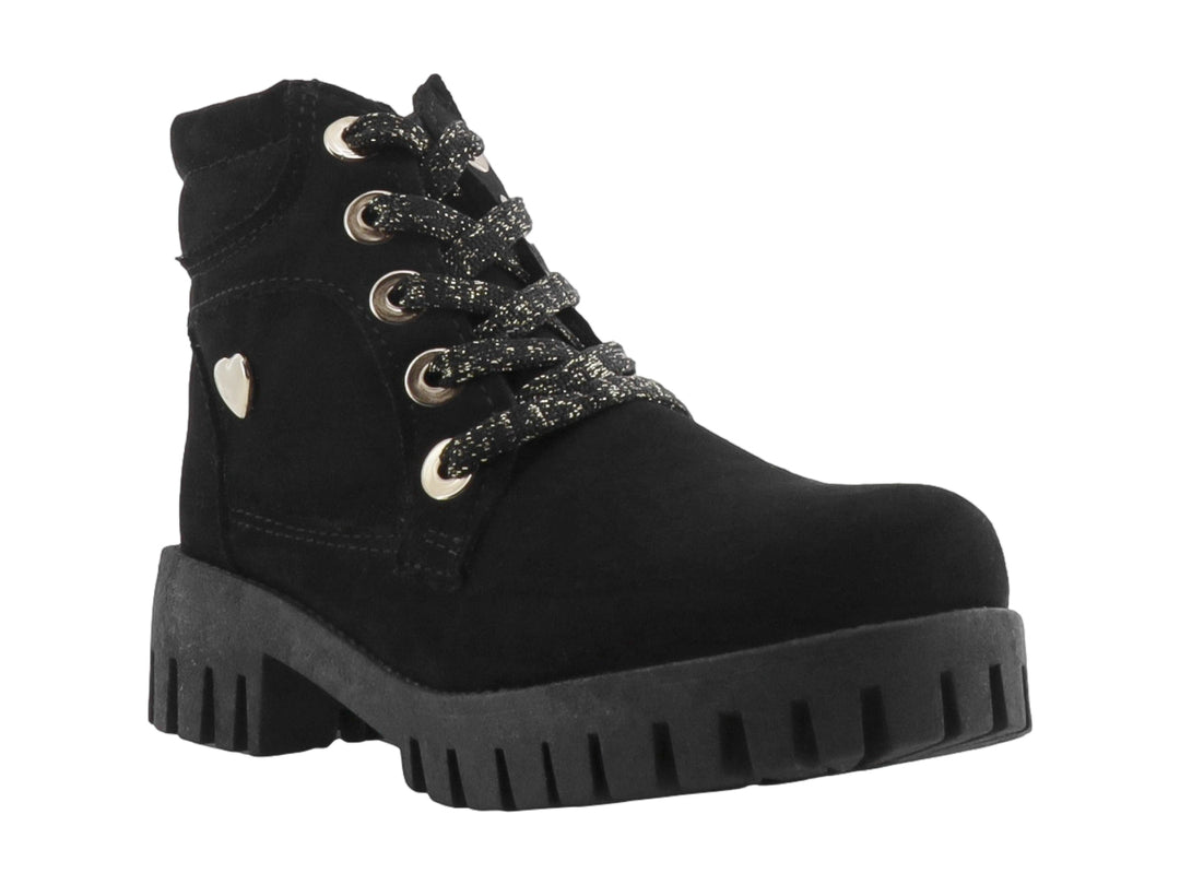 Botas negras para niña con suela track, agujetas brillantes y un detalle de corazón metálico en el talón.