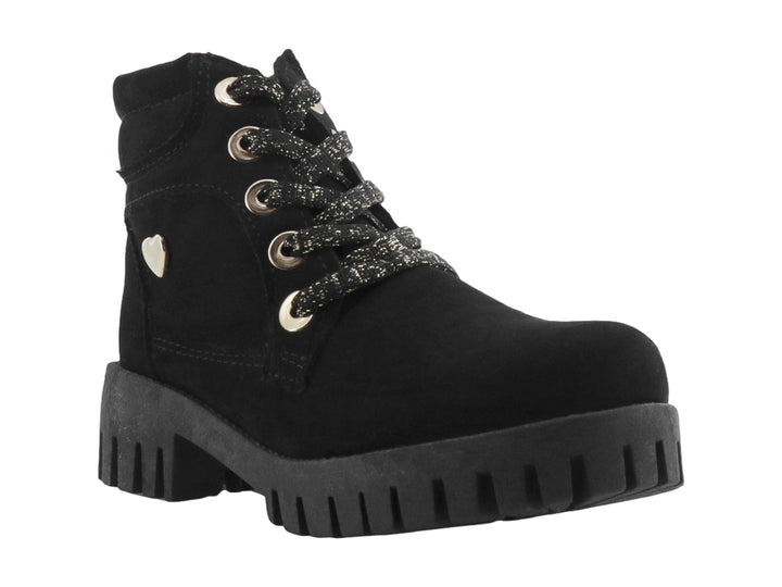 Botas negras para niña con suela track, agujetas brillantes y un detalle de corazón metálico en el talón.