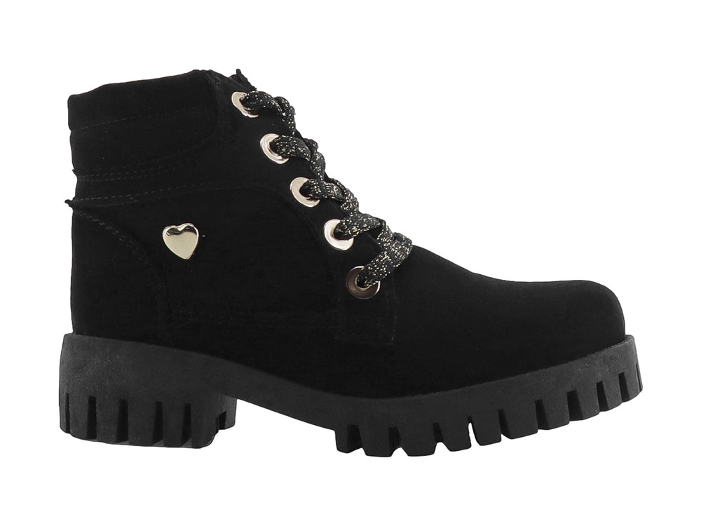 Botas negras para niña con suela track, agujetas brillantes y un detalle de corazón metálico en el talón.