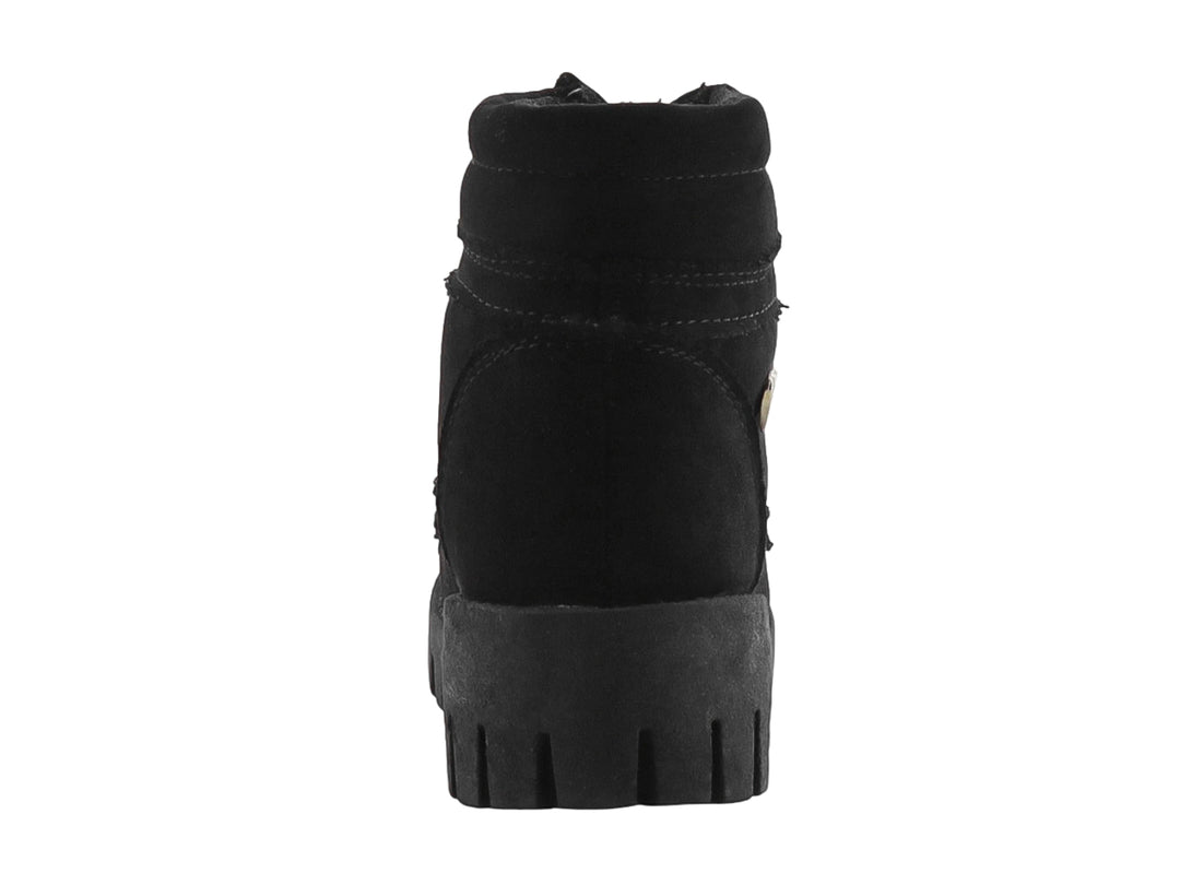 Botas negras para niña con suela track, agujetas brillantes y un detalle de corazón metálico en el talón.