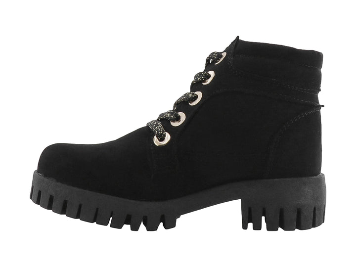 Botas negras para niña con suela track, agujetas brillantes y un detalle de corazón metálico en el talón.