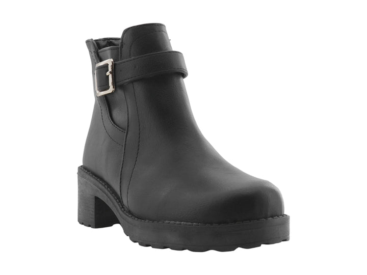 Botín negro para mujer con hebilla plateada y suela track.