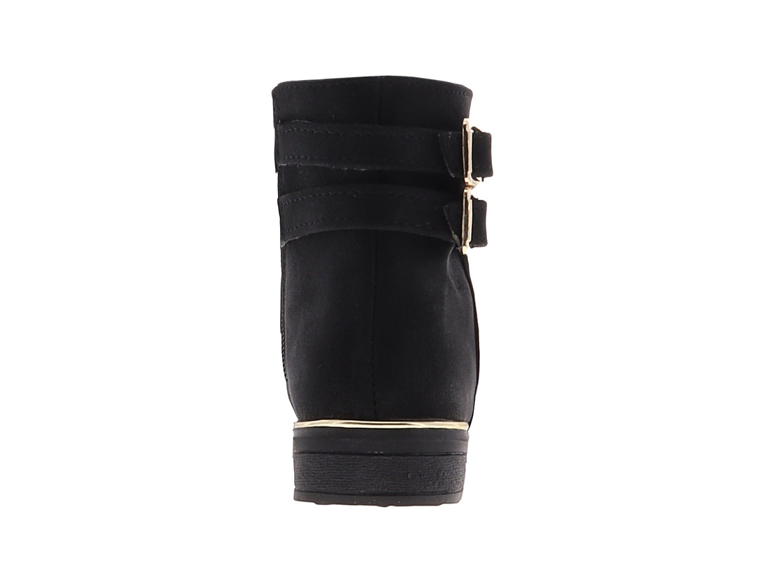 Bota corta color negro de material nobuck con dos correas y hebillas decorativas en color dorado.