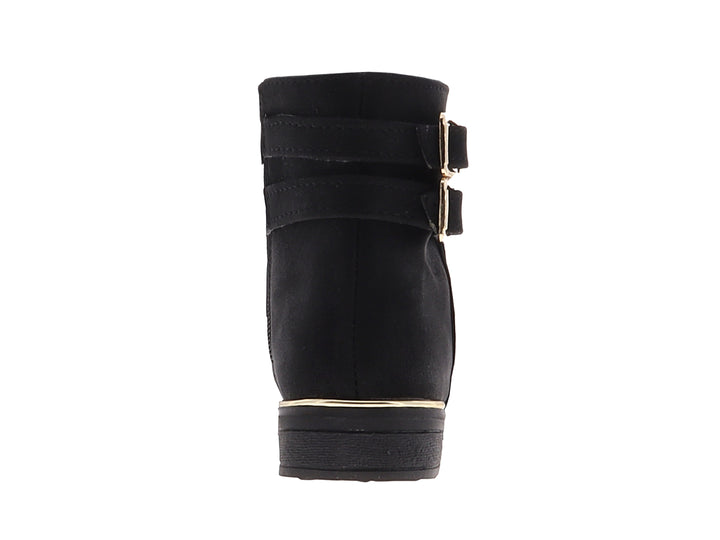 Bota corta color negro de material nobuck con dos correas y hebillas decorativas en color dorado.