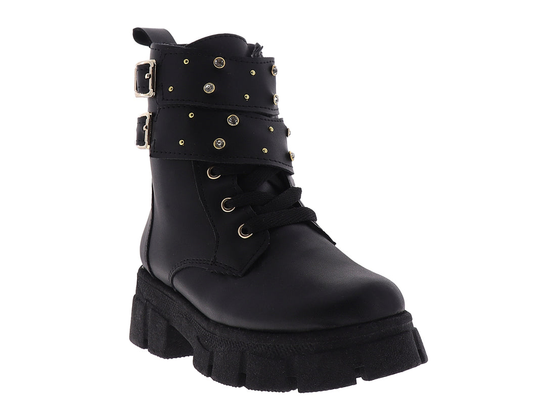 Bota negra para niña con plataforma, detalles de hebillas y estoperoles dorados.
