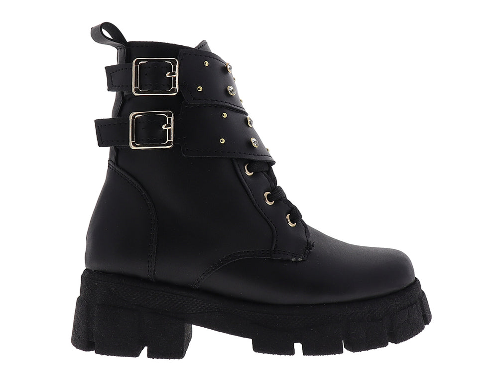 Bota negra para niña con plataforma, detalles de hebillas y estoperoles dorados.