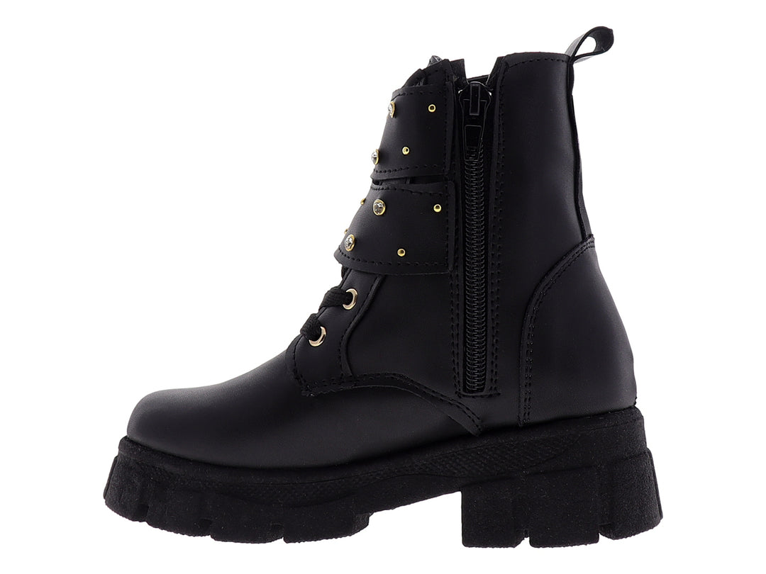 Bota negra para niña con plataforma, detalles de hebillas y estoperoles dorados.