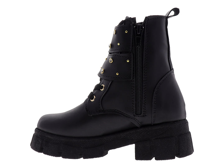 Bota negra para niña con plataforma, detalles de hebillas y estoperoles dorados.