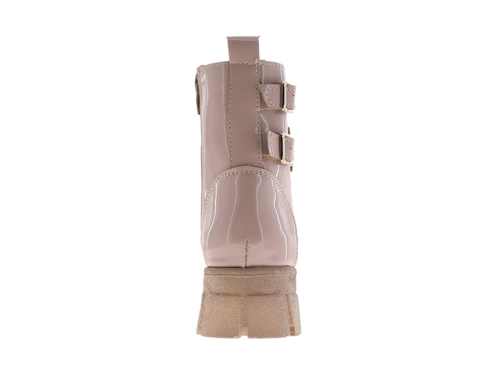 Bota de charol color rosa maquillaje con suela gruesa, cordones y detalles de hebillas doradas.