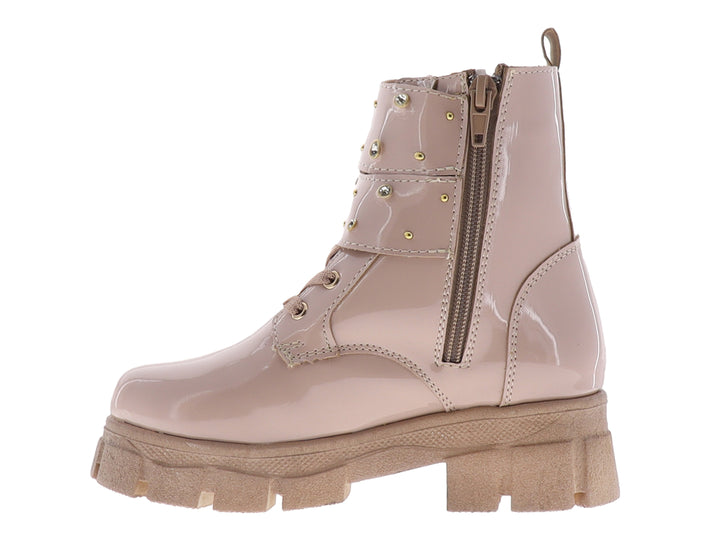 Botas para niña en color rosa maquillaje de charol brillante con plataforma gruesa y detalles de correas doradas.