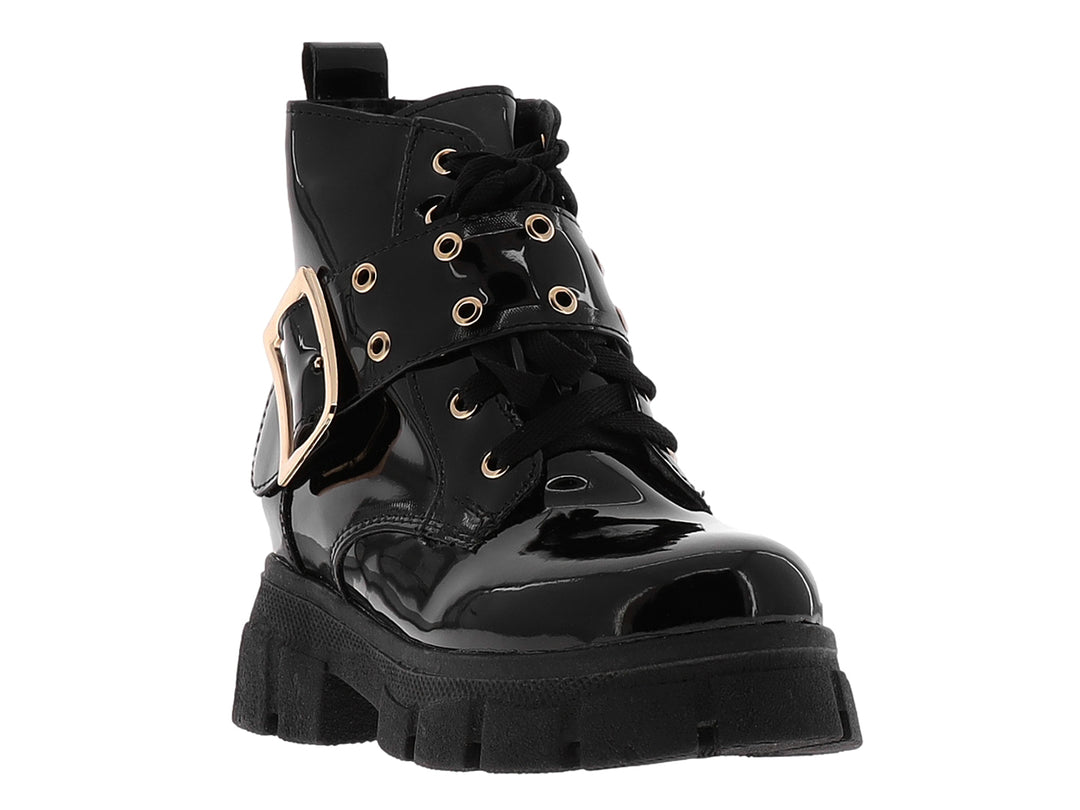 Bota de charol negro con plataforma gruesa, agujetas y hebilla dorada lateral.