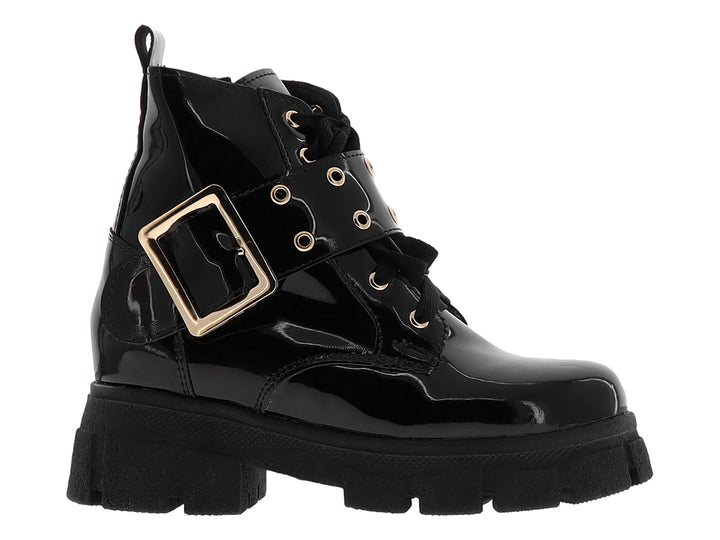 Bota de charol negro con plataforma gruesa, agujetas y hebilla dorada lateral.