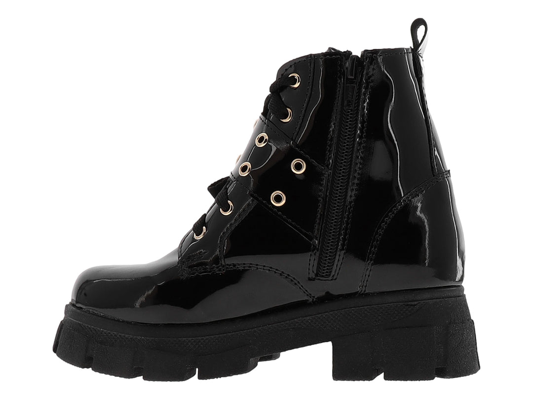 Bota de charol negro con plataforma gruesa, agujetas y hebilla dorada lateral.