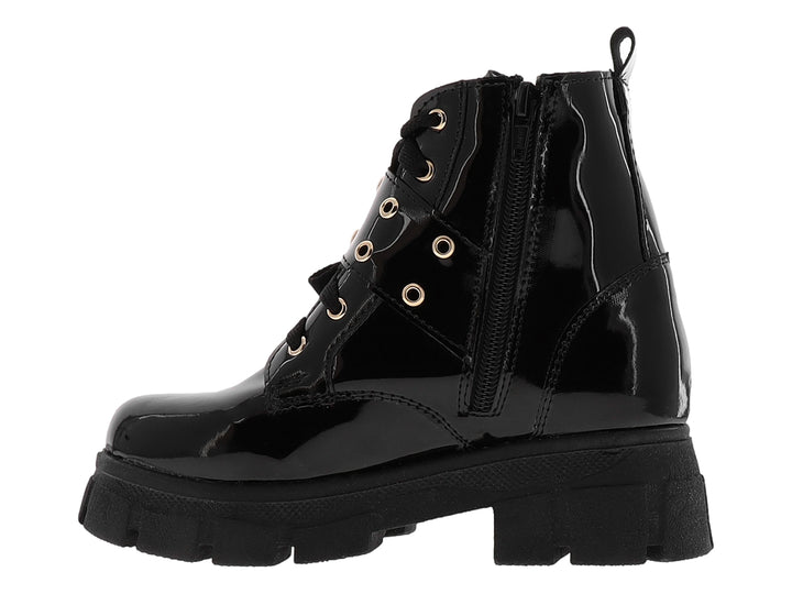Bota de charol negro con plataforma gruesa, agujetas y hebilla dorada lateral.