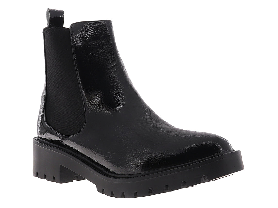 Botines negros de charol para mujer con suela track gruesa y acabado brillante.