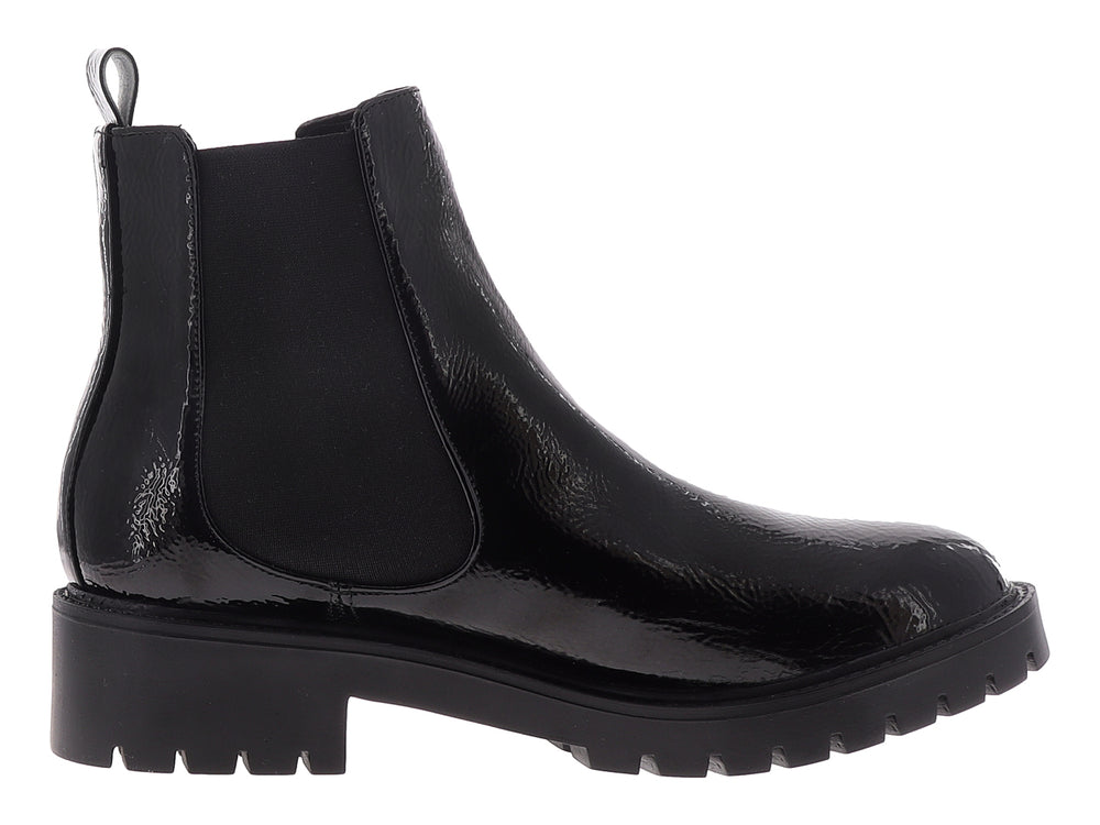 Botines negros de charol para mujer con suela track gruesa y acabado brillante.