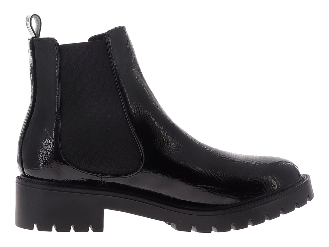 Botines negros de charol para mujer con suela track gruesa y acabado brillante.