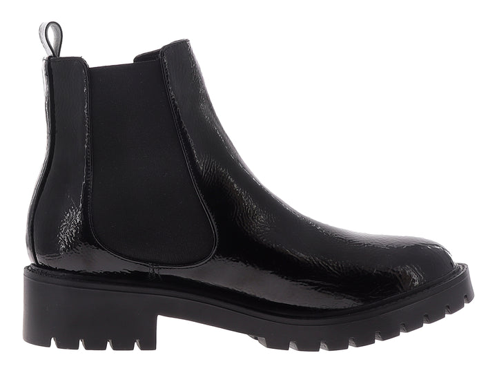 Botines negros de charol para mujer con suela track gruesa y acabado brillante.