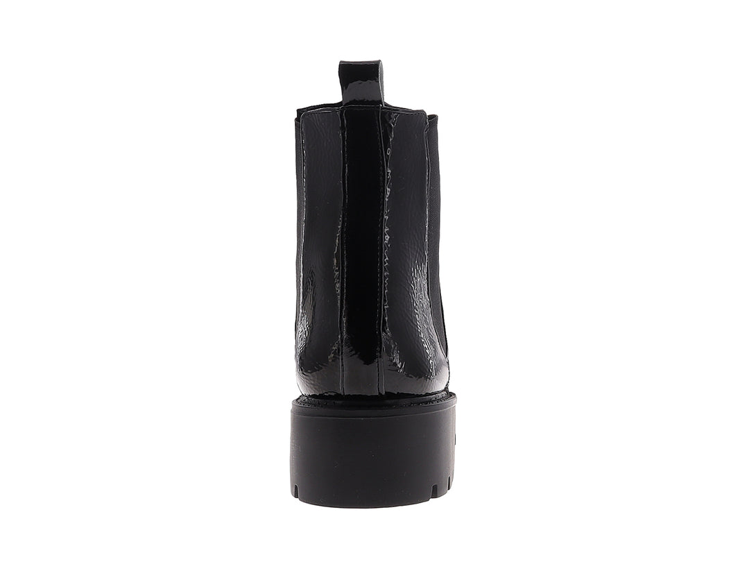 Botines negros de charol para mujer con suela track gruesa y acabado brillante.