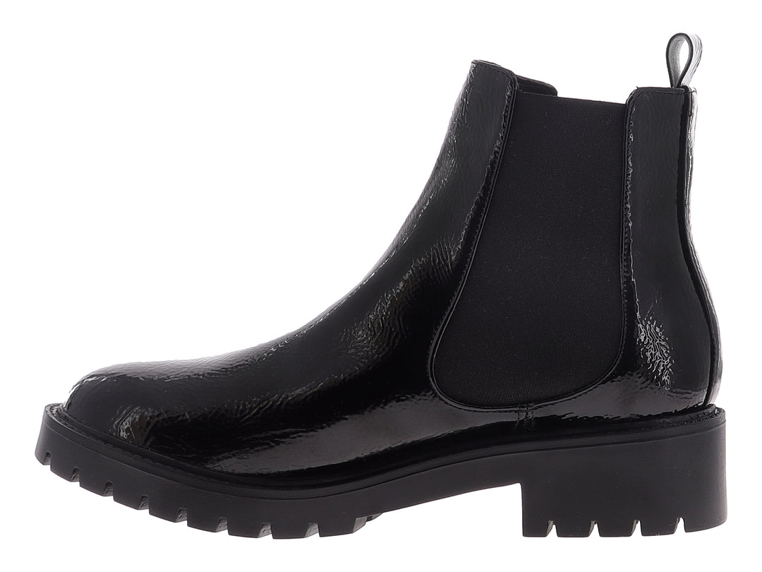 Botines negros de charol para mujer con suela track gruesa y acabado brillante.