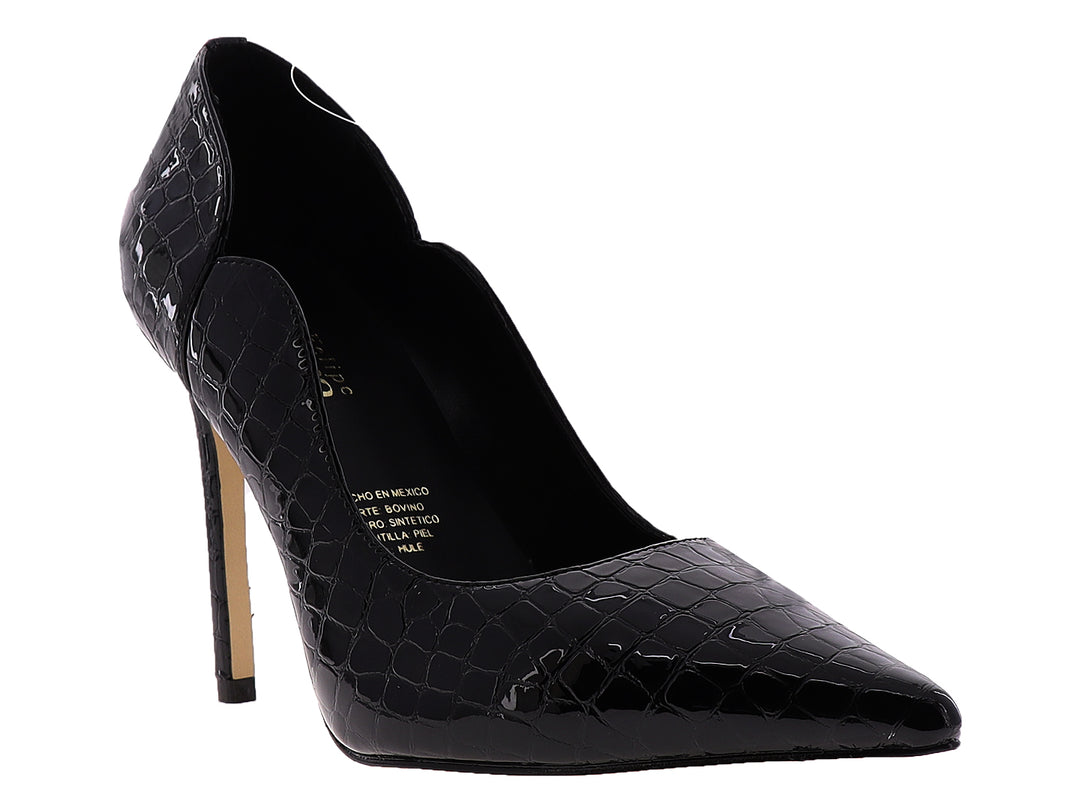 Zapatilla negra de tacón alto con textura de piel de cocodrilo y acabado brillante.