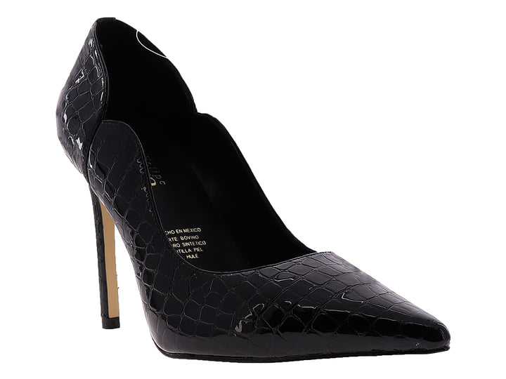 Zapatilla negra de tacón alto con textura de piel de cocodrilo y acabado brillante.