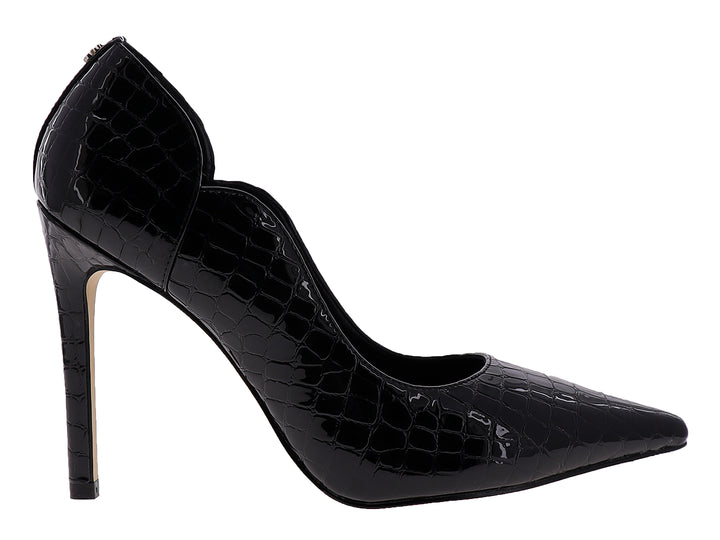 Zapatilla negra de tacón alto con textura de piel de cocodrilo y acabado brillante.