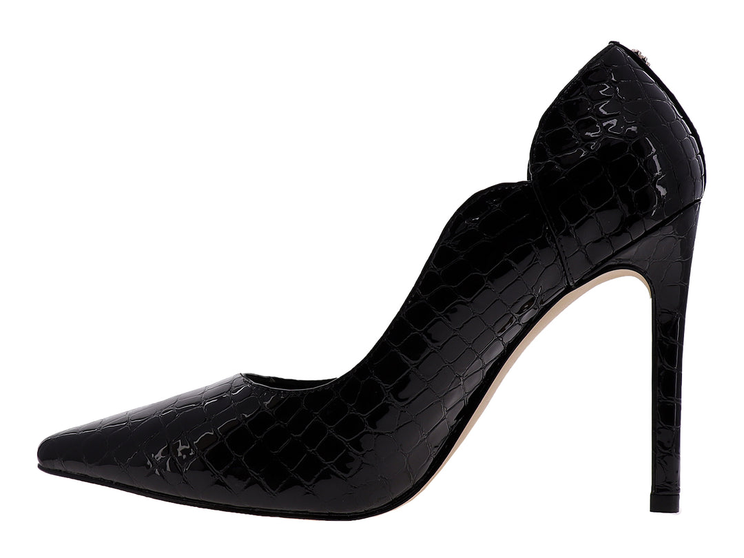 Zapatilla negra de tacón alto con textura de piel de cocodrilo y acabado brillante.