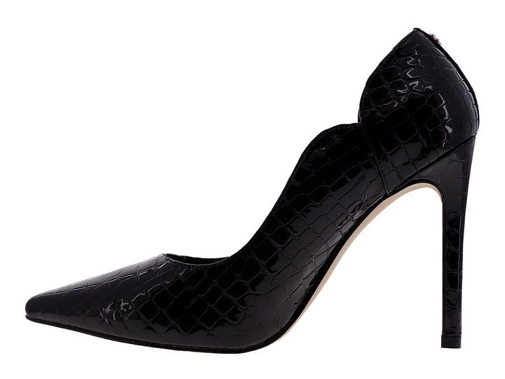 Zapatilla negra de tacón alto con textura de piel de cocodrilo y acabado brillante.
