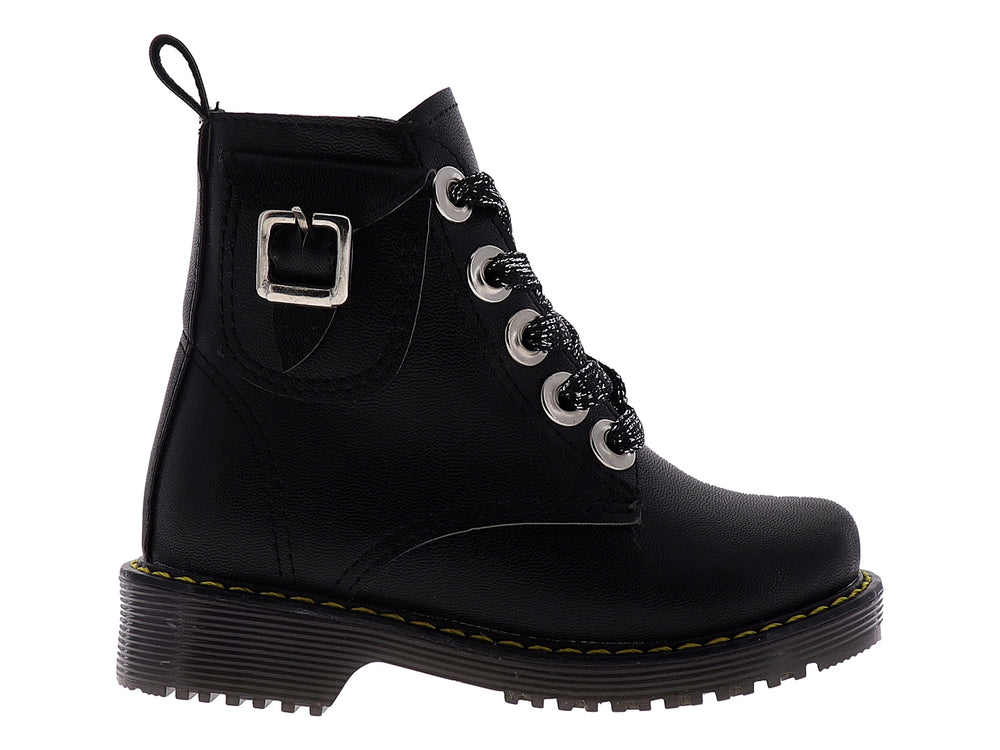 Botines negros para niña con agujetas brillantes y detalle de costura amarilla en la suela.