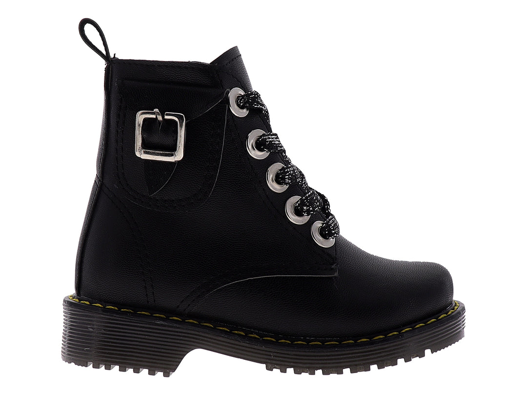 Botines negros para niña con agujetas brillantes y detalle de costura amarilla en la suela.