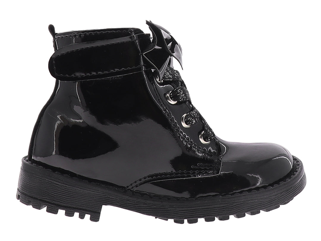 Botas negras de charol brillante para niña con moño decorativo y agujetas.