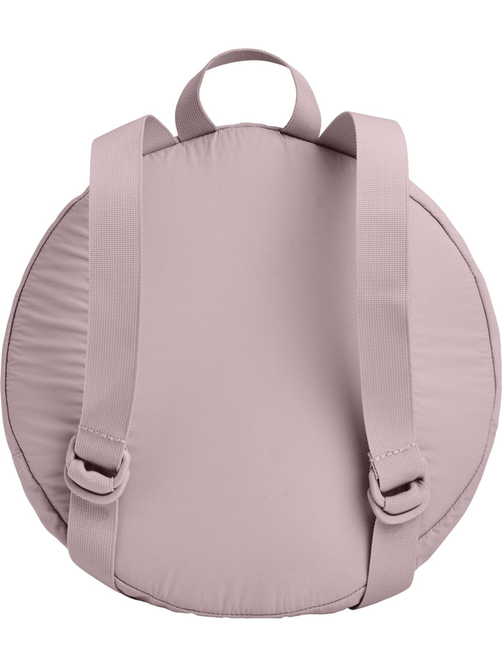 Mochila Under Armour Midi circular de color rosa pálido con logotipo frontal negro.