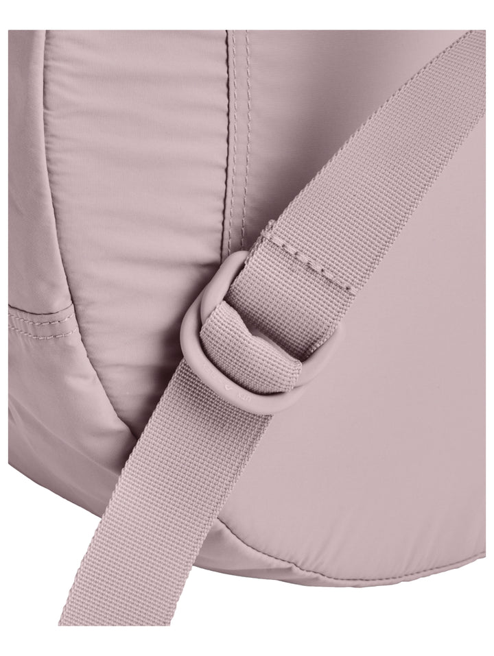 Mochila Under Armour Midi circular de color rosa pálido con logotipo frontal negro.