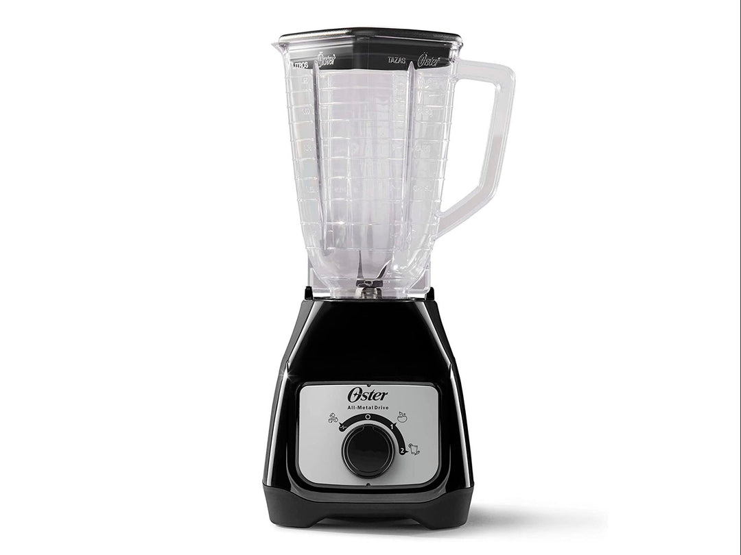 Licuadora Oster de color negro con vaso de plástico transparente y perilla de control frontal.