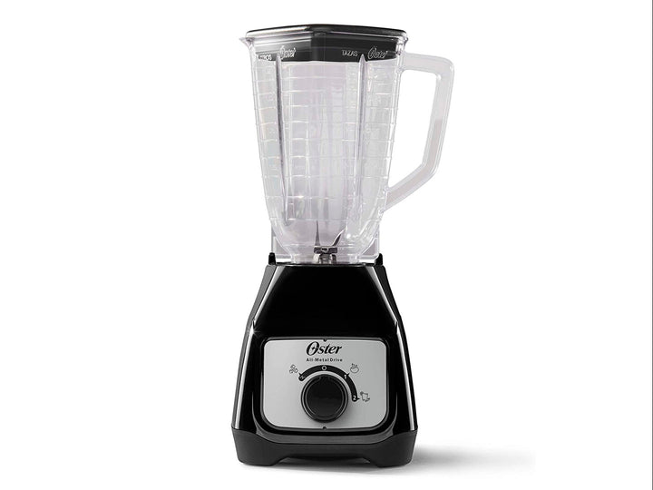 Licuadora Oster de color negro con vaso de plástico transparente y perilla de control frontal.