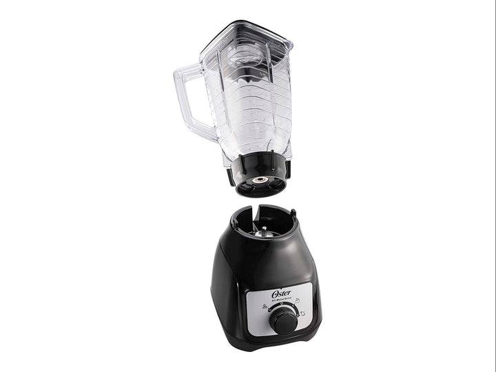 Licuadora Oster de color negro con vaso de plástico transparente y perilla de control frontal.